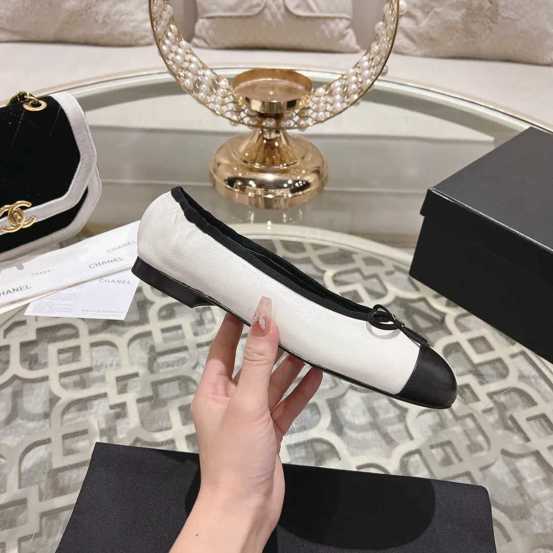 👟👟Ex-factory price 540👟👟 🌹🌹🌹2025 latest CHANEL Chanel early spring catwalk new model 🌸️Purchased the original version in Hong Kong and opened the mold exclusively. Top quality % genuine last developed with smooth lines. The shoe shape is perfect and can be safely entered and exited from the counter! Official website 1:1 production. 🇮🇹🇮🇹🇮🇹 Material: Mixed sheepskin imported from Italy & private molded double C buckle and letters are delicate, smooth, shiny and feel great! 💅The fabric and the feet are made of the same material, which is great on the feet! ! ! Color: black/apricot Code number: 34-40 (custom-made sizes 41 and 42 are non-refundable)